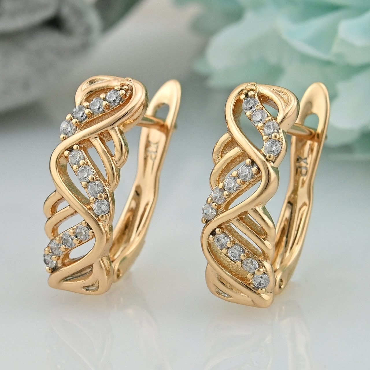 

Серьги Xuping 30496 размер 17х6 мм вес 2.5 г белые фианиты позолота 18К