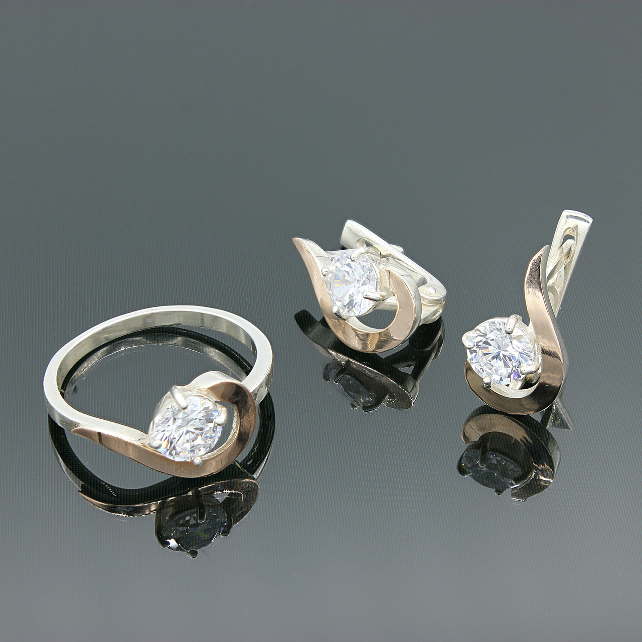 

Серебряный комплект кольцо и серьги Загадка 18,5 р