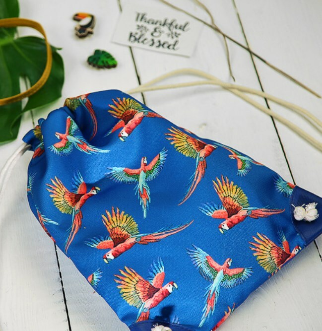 

Рюкзак-мешок MINI Presentville Попугаи на синем фоне 26x36 см