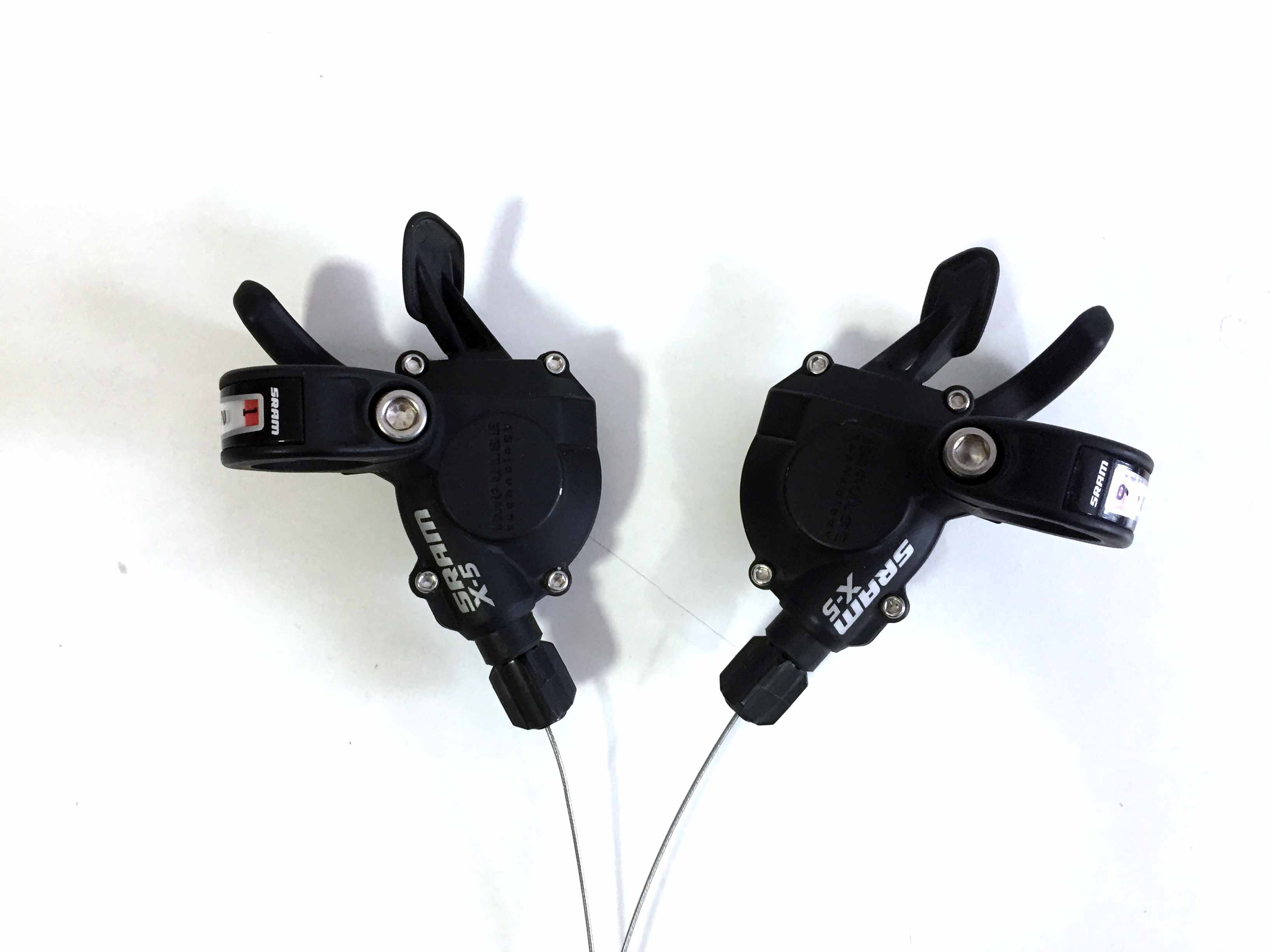 

Манетки Sram X5 пара 3x9 черный (C-8260-Y)