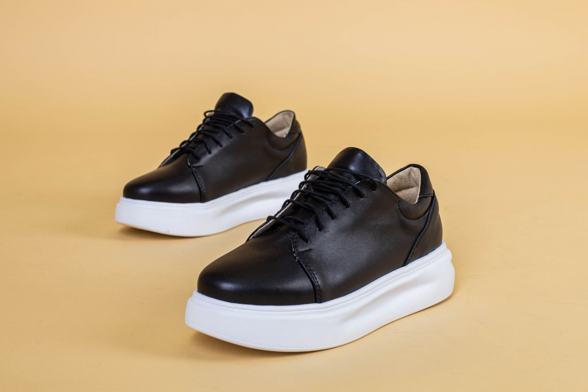 

Кеди жіночі шкіряні на білій підошві LuxuryShoes 5560-1/36 Чорний