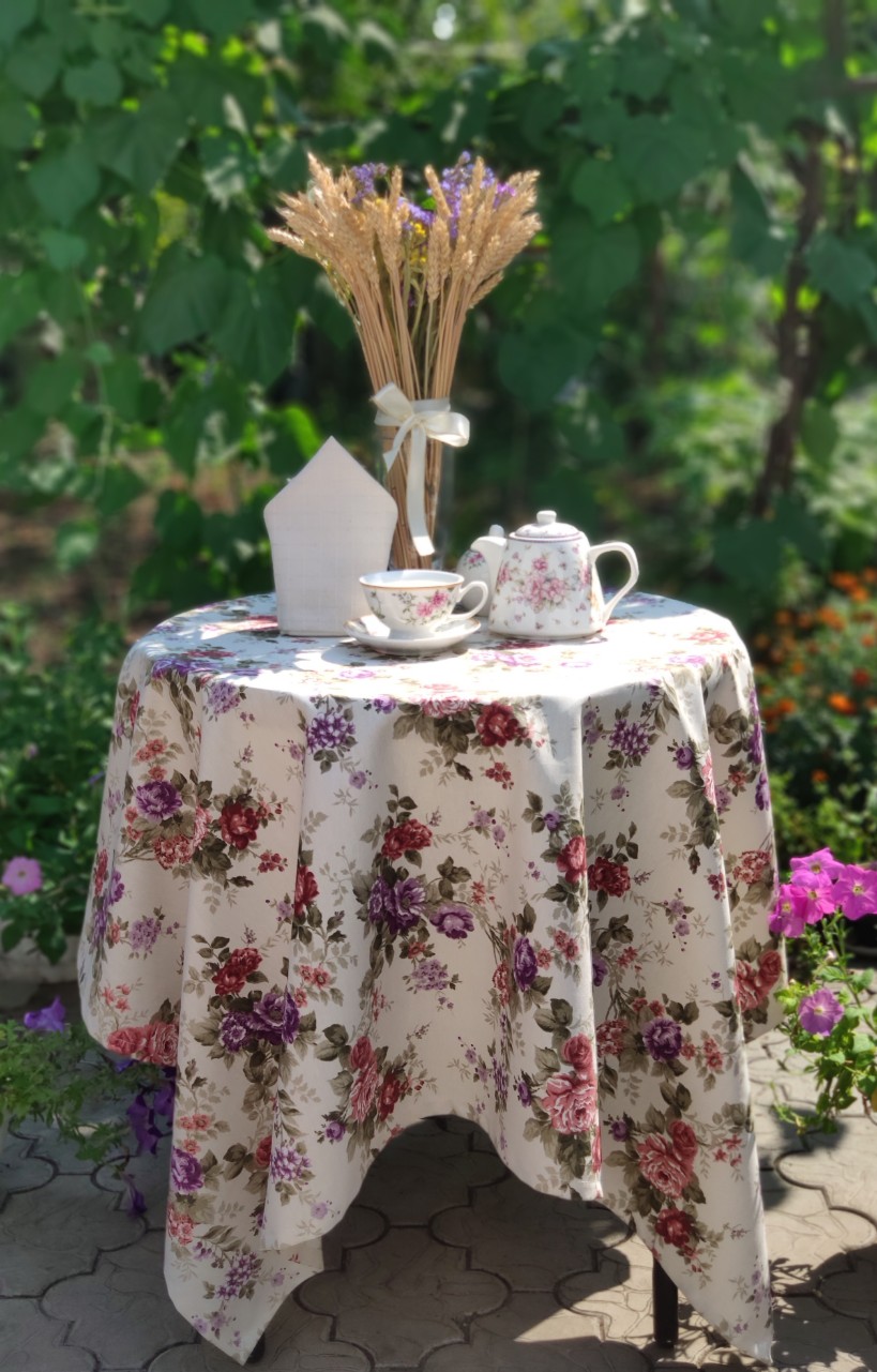 

Скатерть Uoltex с тефлоновой обработкой 160*260 см веточки бордовых и фиолетовых роз Турция