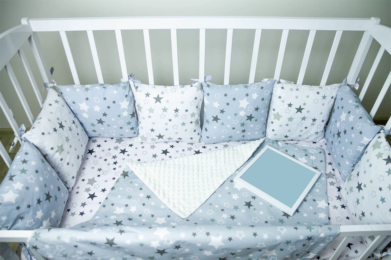 

Защита бортик подушки в детскую кроватку кровать на 4 стороны 12 шт Звезды (94941611-Т)