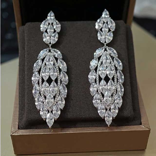 

Серьги Яркие DiaDemaGrand Серебряный с белым камнем (081500-15-2)