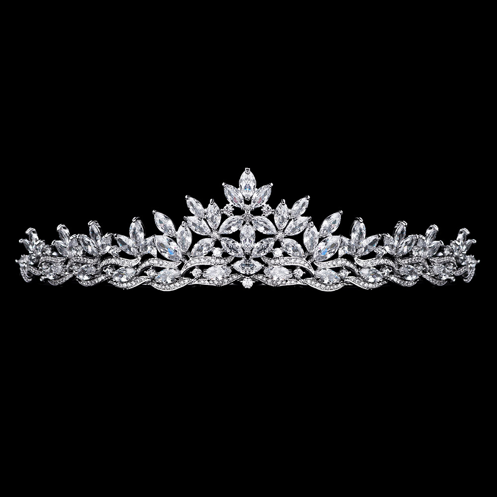 

Диадема Цветочная DiaDemaGrand Серебряный с белым камнем (041849-15-2)