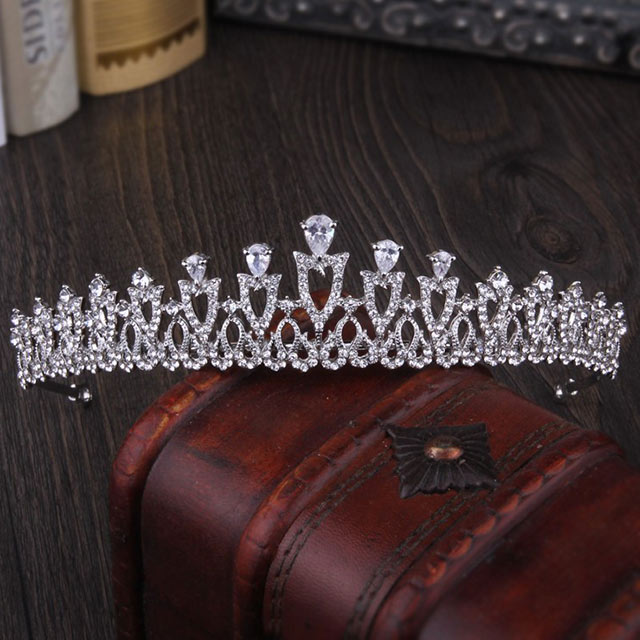 

Тиара Лотос DiaDemaGrand Серебряный с белым камнем (0317179-15-2)