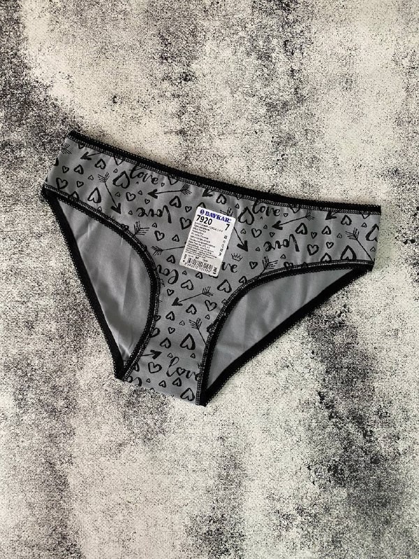 

Детские подростковые трусы для девочек Baykar LOVE с сердечками 95% хлопок 5% эластан размер 7 рост 164-170 см серые 7920