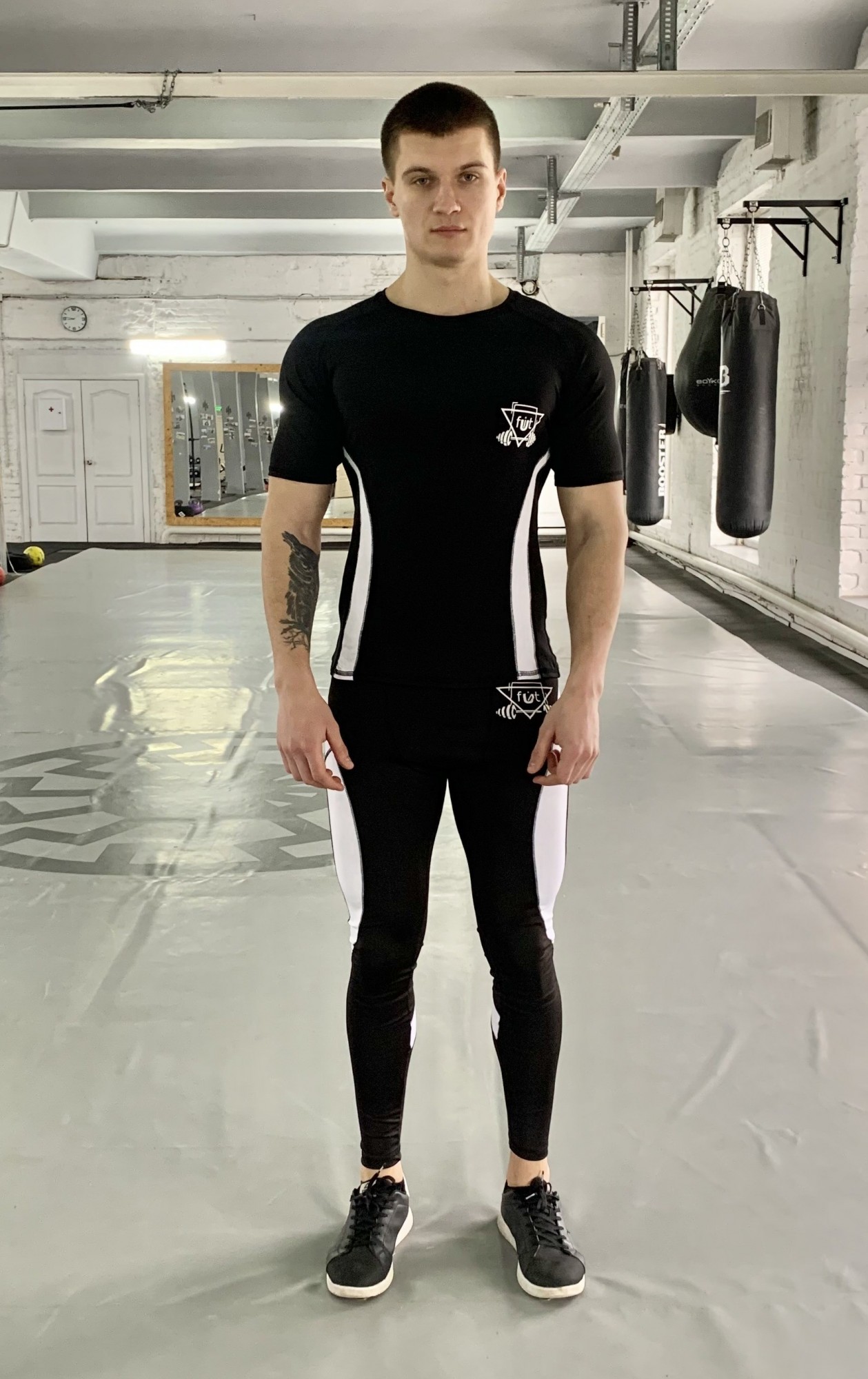 

Компрессионный мужской рашгард Armm w-black FitU XL Черный