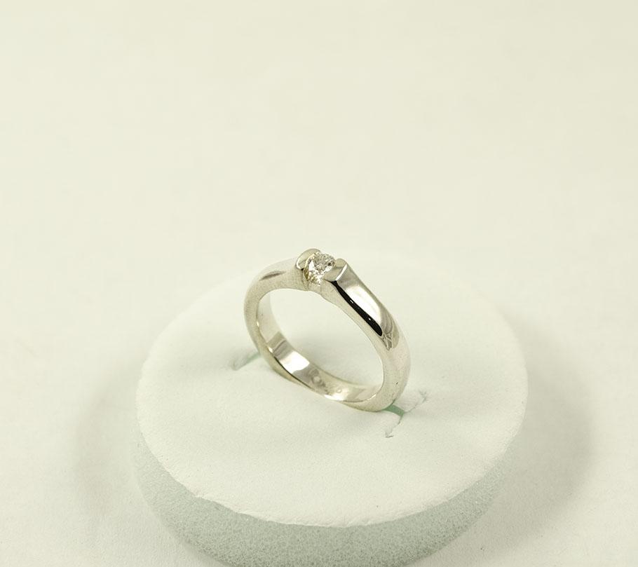 

Кольцо с большим бриллиантом Maxi Silver 9017