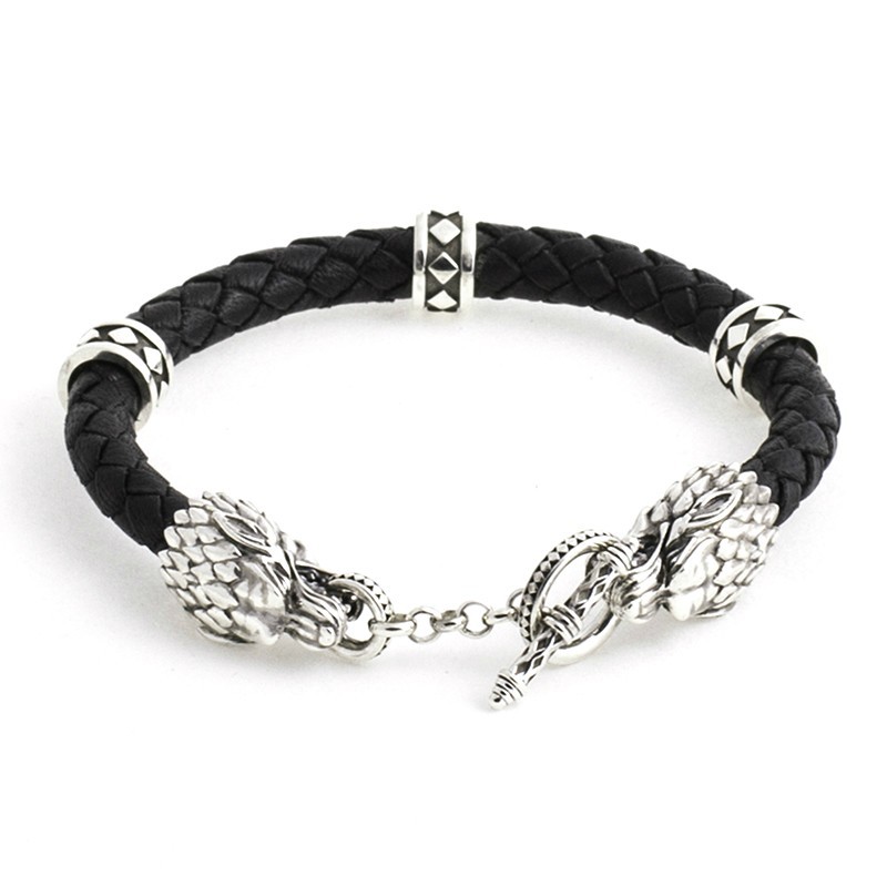 

Браслет TOTEM Adventure Jewelry кожаный с двумя серебряными волками 23 см (0021-3)