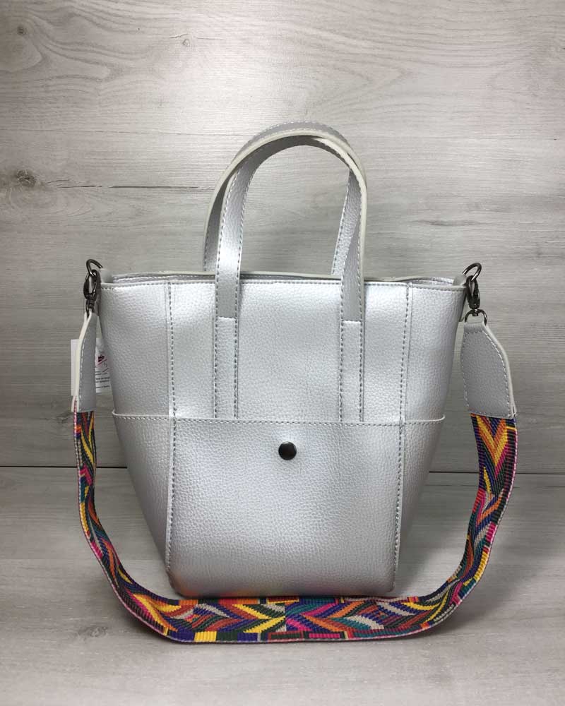 

Молодежная женская сумка Милана с Ярким ремнем серебряного цвета