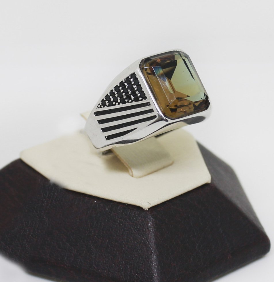 

Кольцо серебряное с султанитом 19 6,45 г