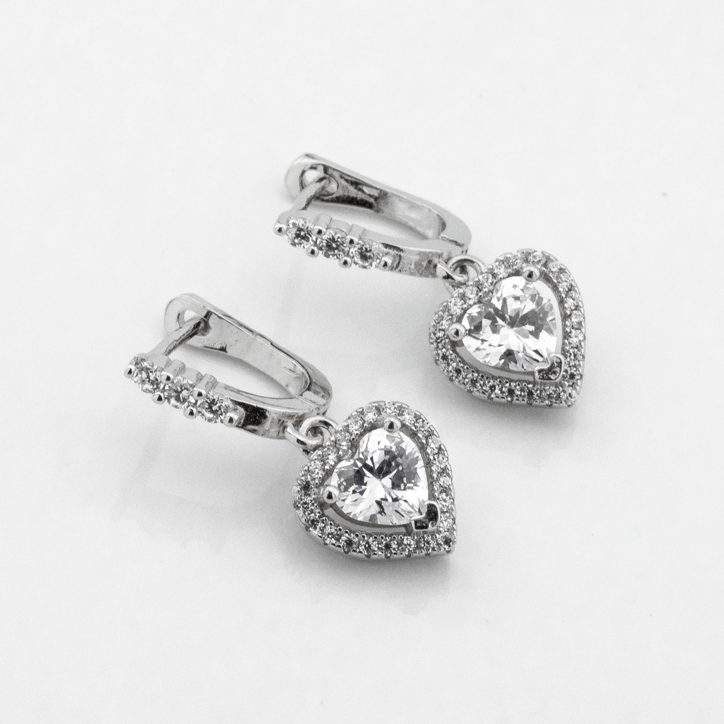 

Серебряные серьги Сердечки с фианитами c121581 Диамант