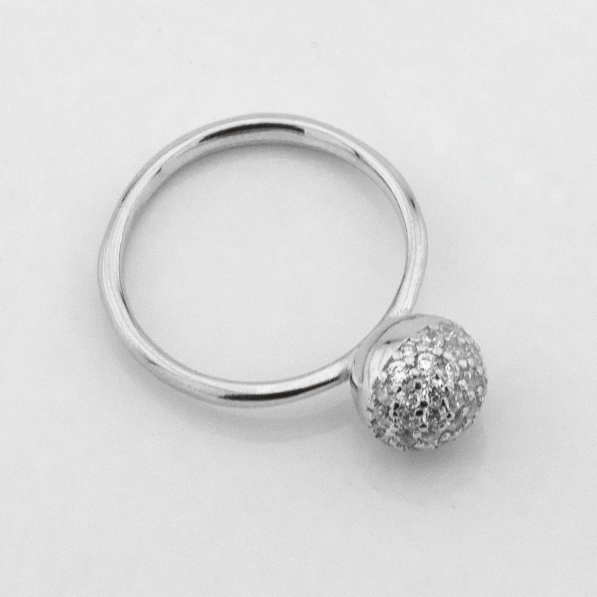 

Серебряное кольцо Шарик с фианитами K111708 Диамант, 15,5 размер