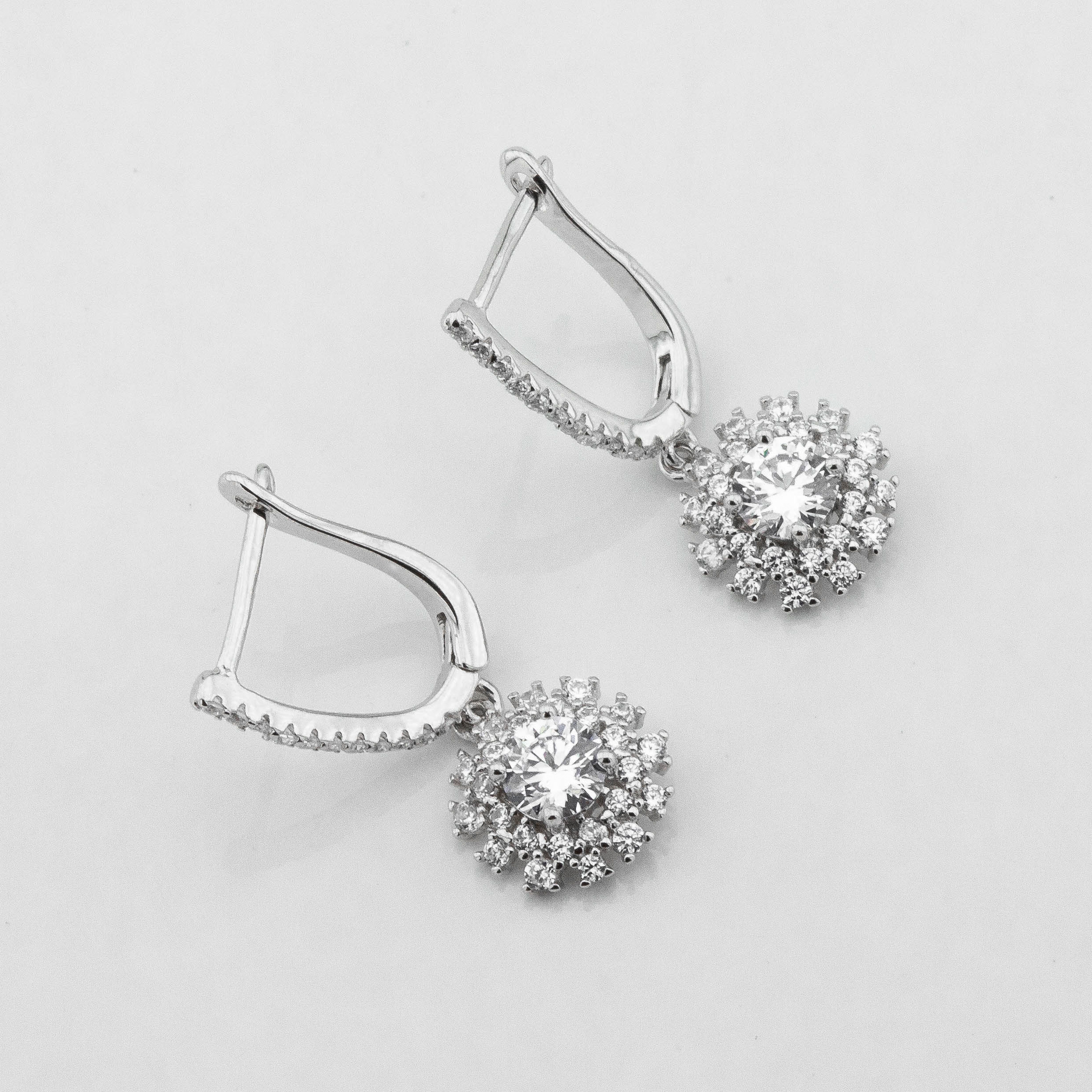

Серебряные серьги с фианитами c121609 Диамант