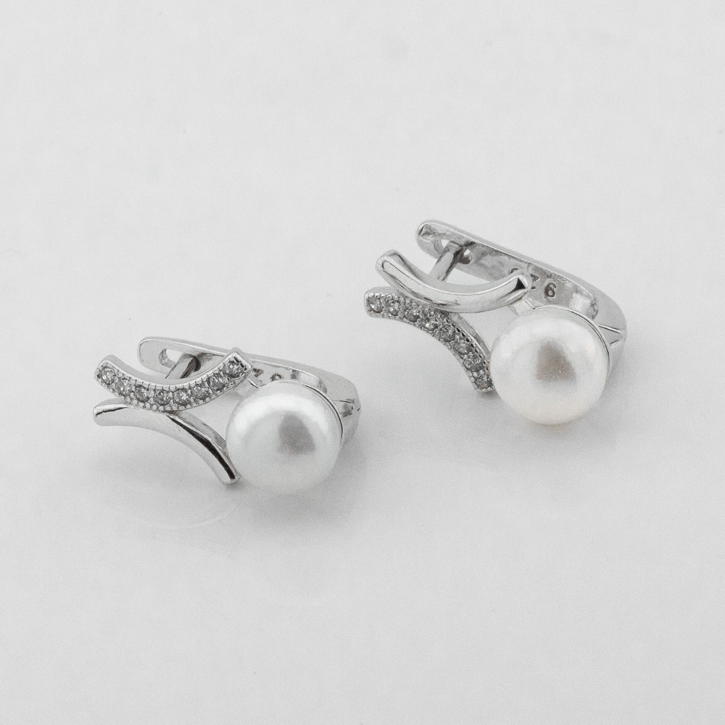 

Серебряные серьги с жемчугом и фианитами c121673 Диамант