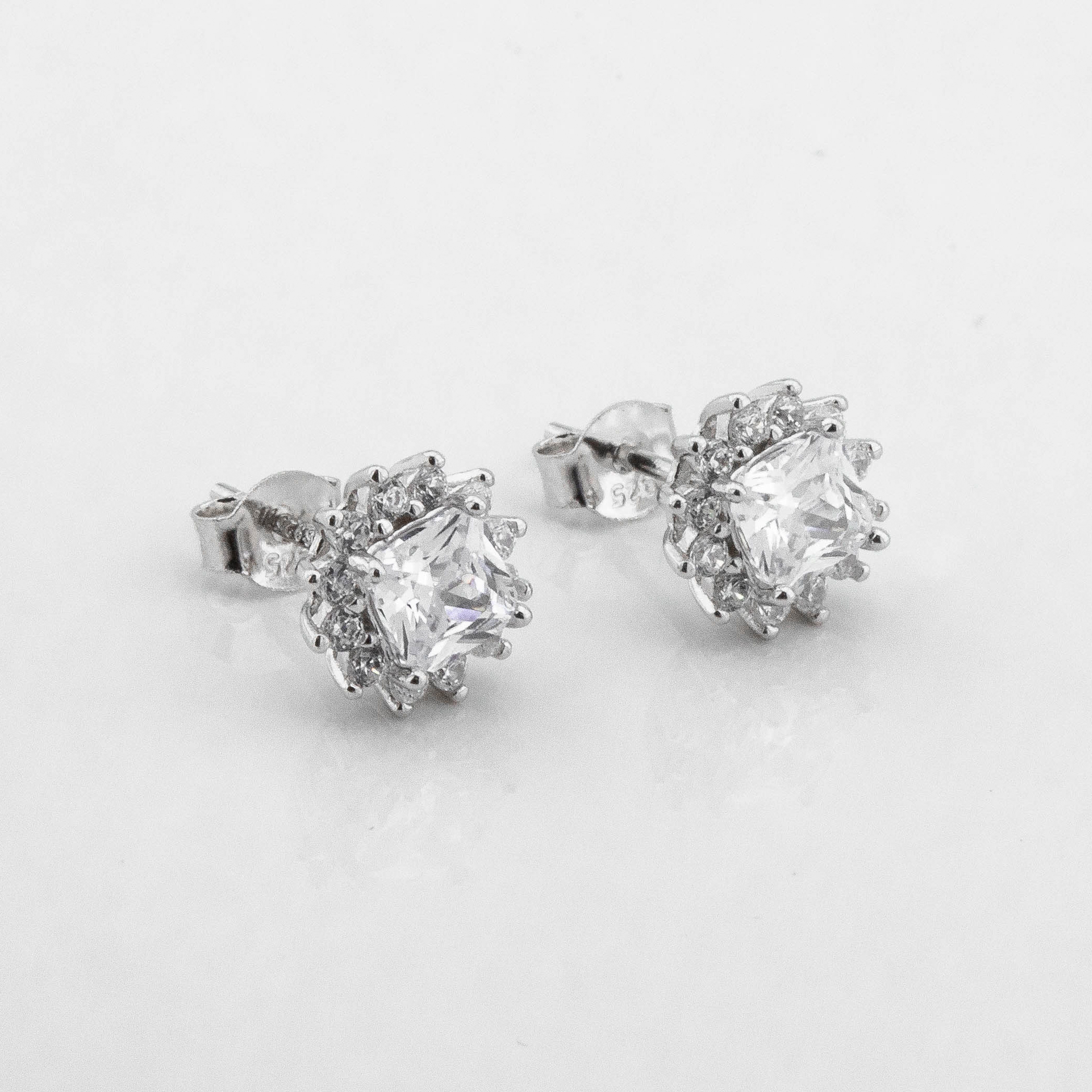

Серебряные пусеты с фианитами c121701 Диамант