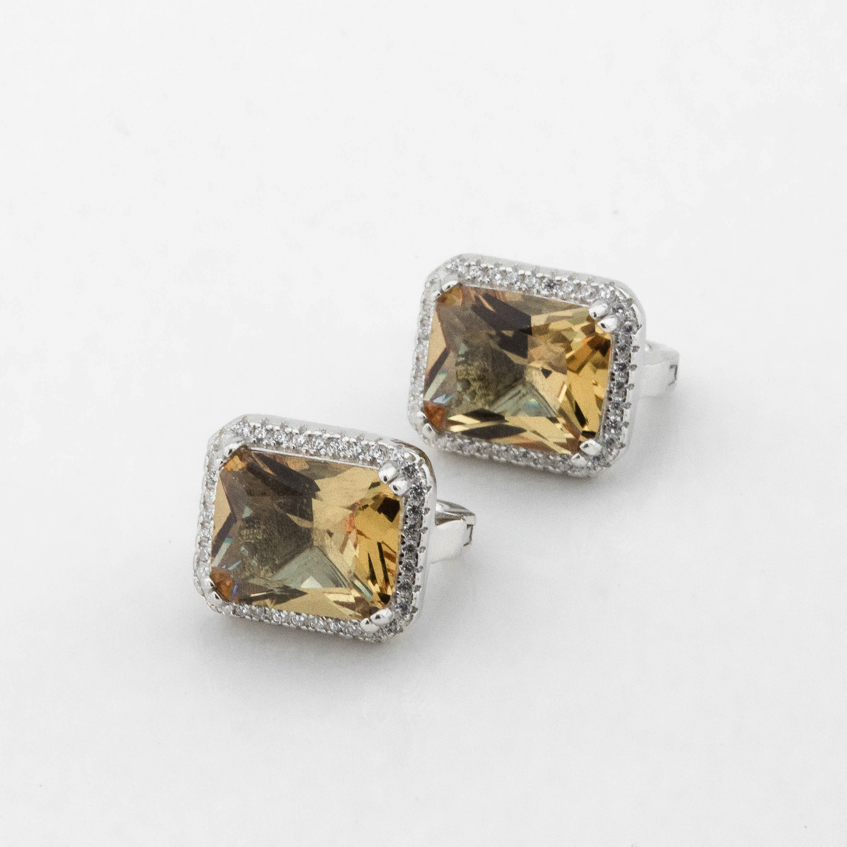 

Серебряные серьги с султанитами и фианитами c121664 Диамант