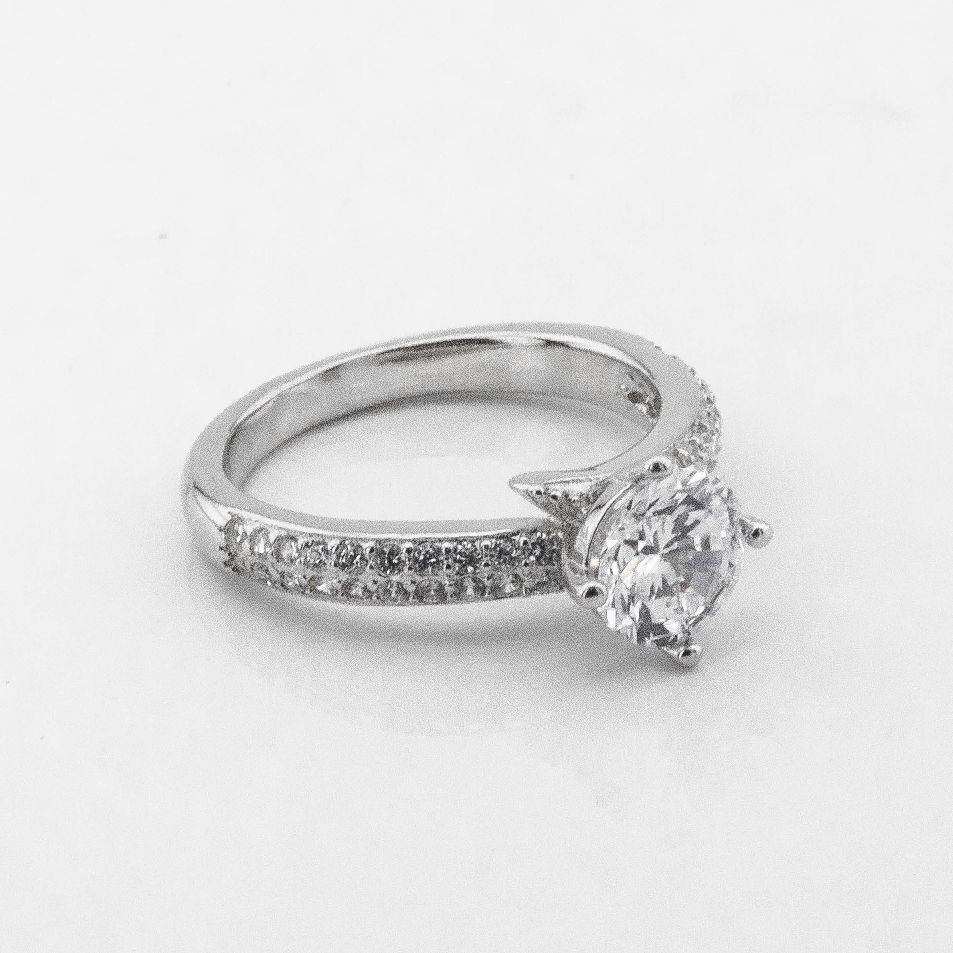 

Серебряное кольцо с фианитами K111718 Диамант, 15,5 размер
