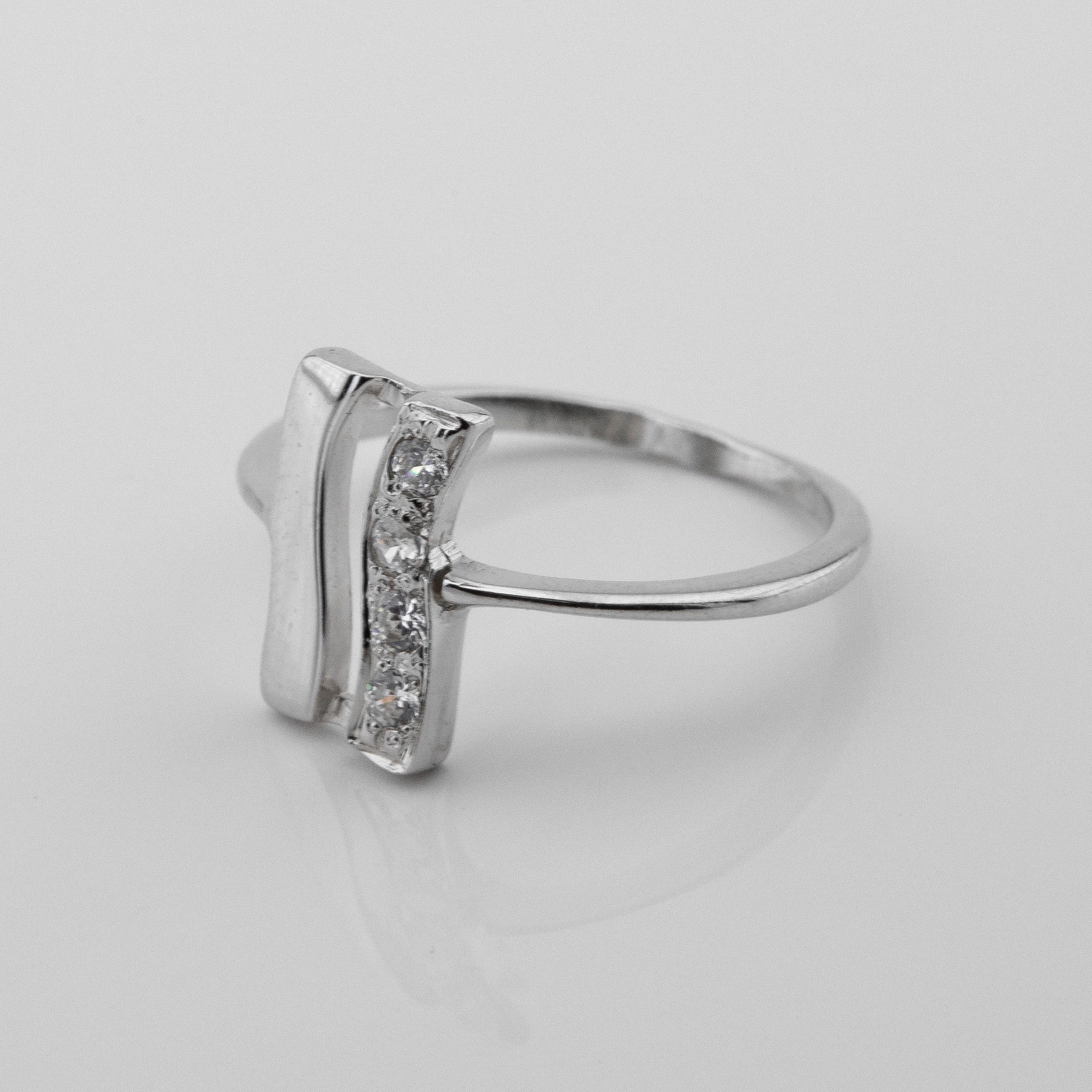 

Серебряное кольцо с фианитами 11401-4 Диамант, 16 размер