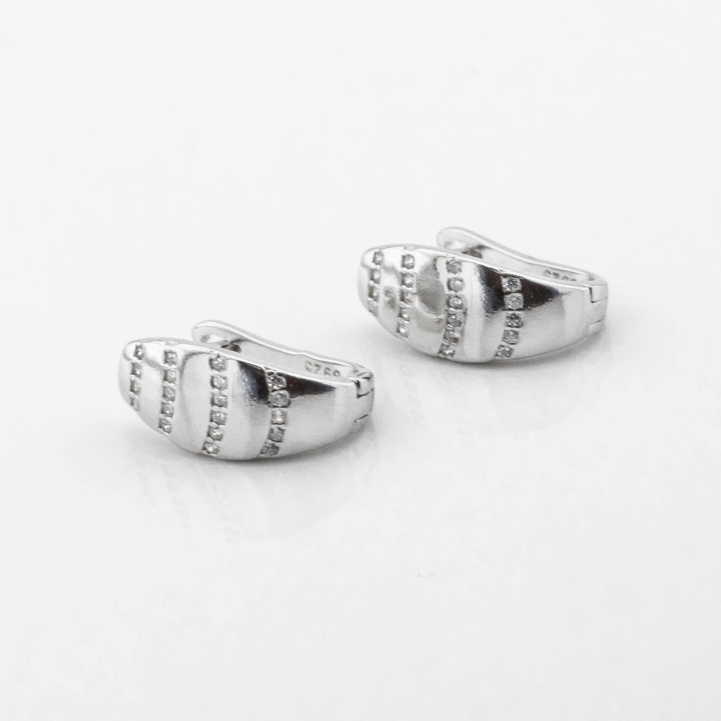 

Серебряные серьги с фианитами c121579 Диамант