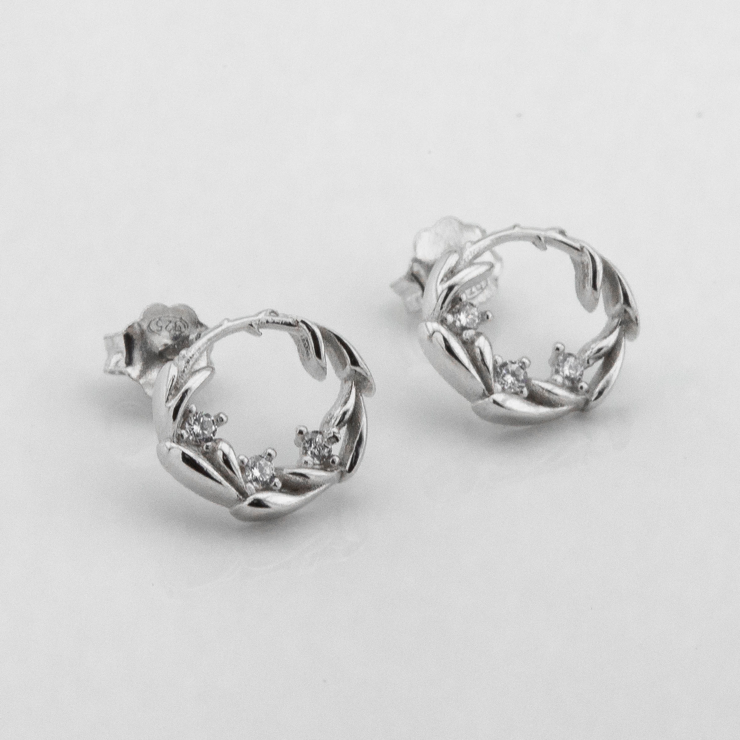 

Серебряные пусеты с фианитами c121682 Диамант