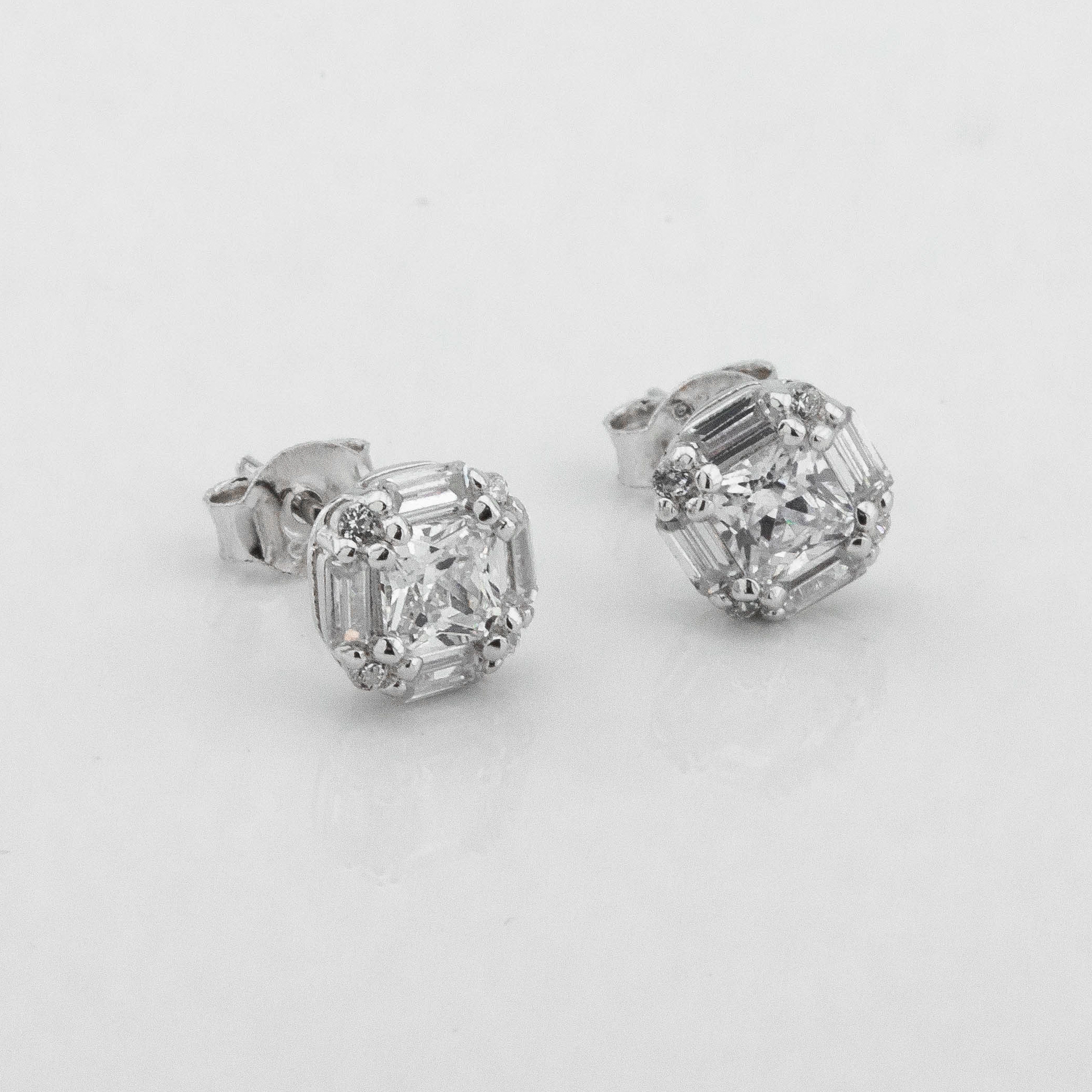 

Серебряные пусеты с фианитами c121675 Диамант