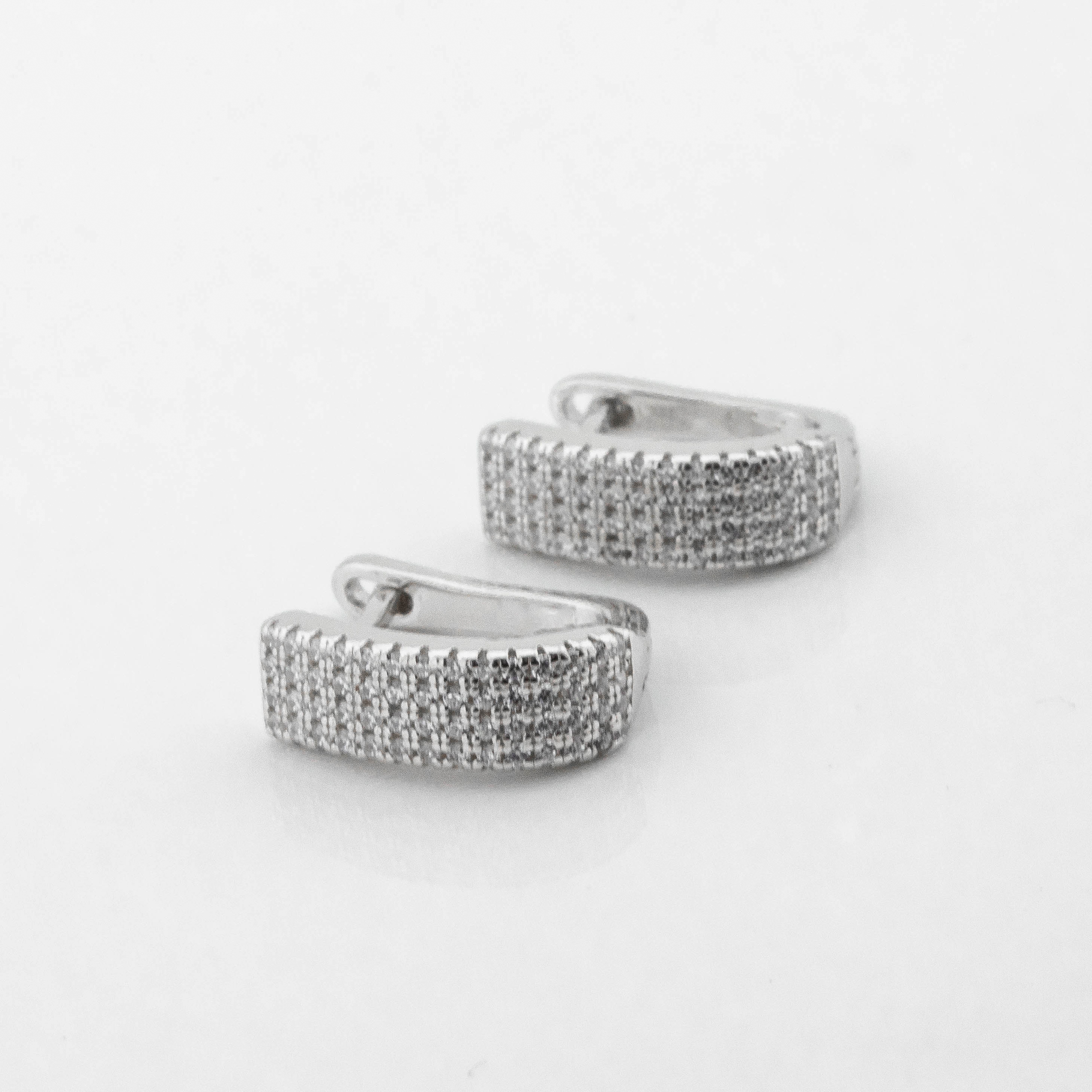 

Серебряные серьги с фианитами c121704 Диамант