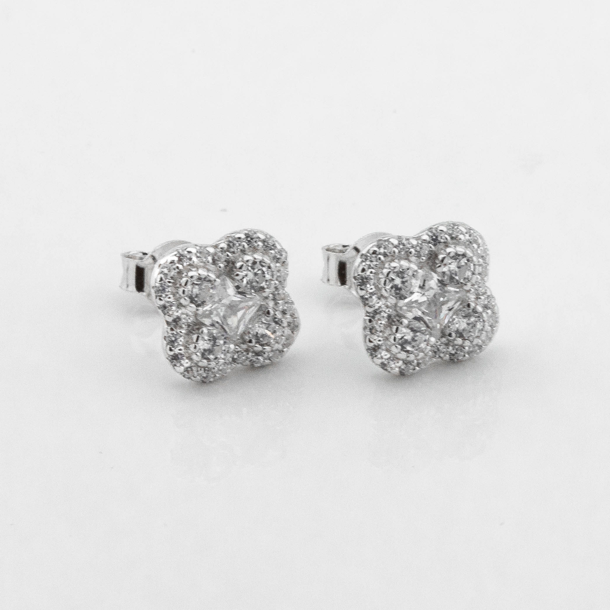 

Серебряные пусеты с фианитами c121658 Диамант