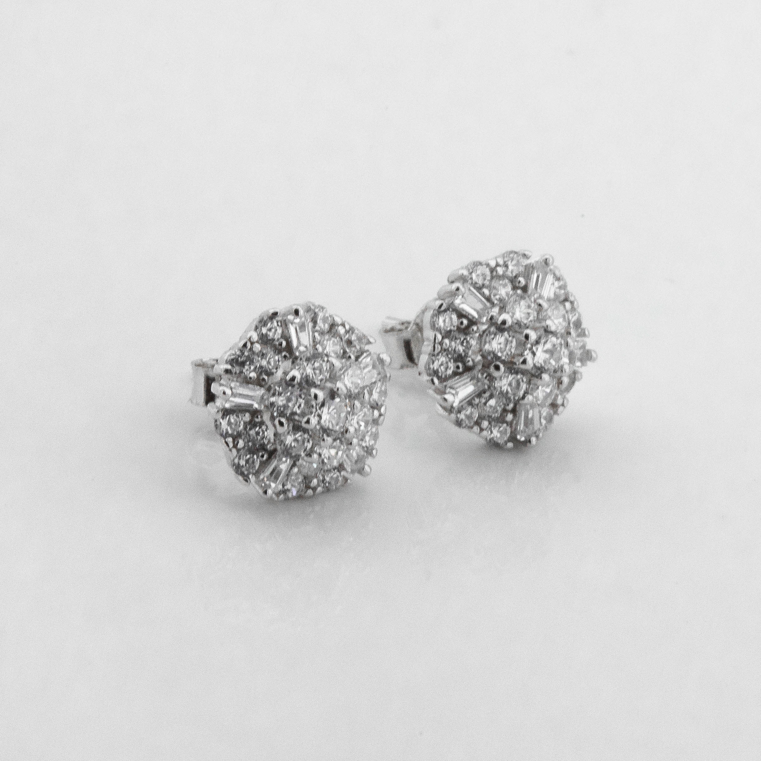 

Серебряные пусеты с фианитами c121591 Диамант