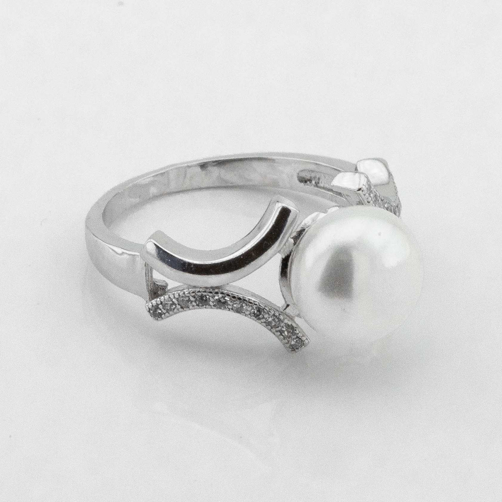 

Серебряное кольцо с жемчугом и фианитами K111717 Диамант, 19 размер