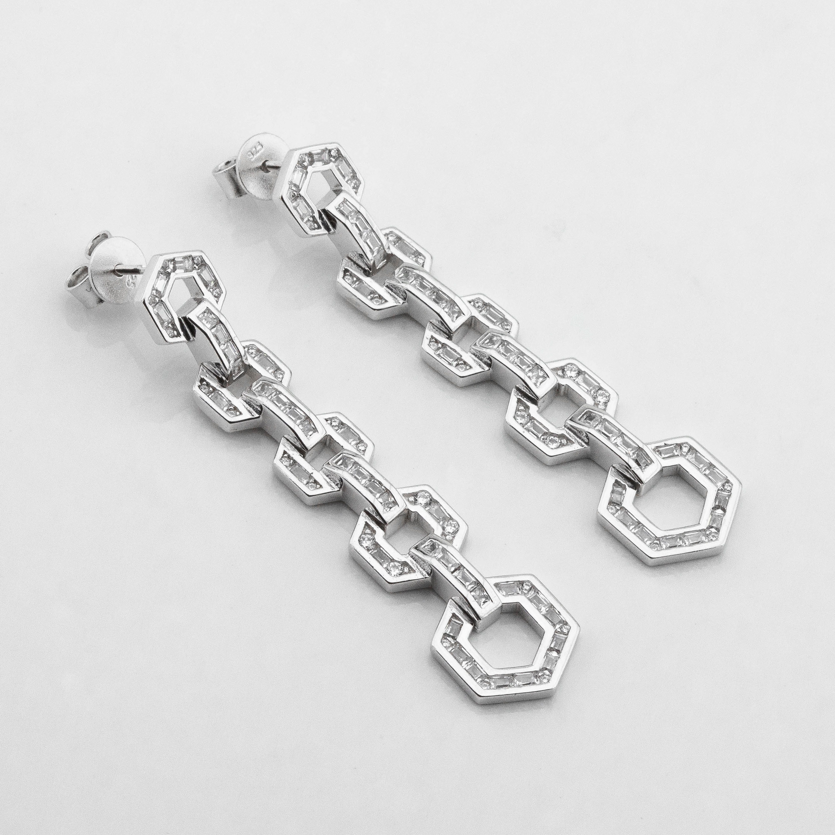 

Серебряные серьги с фианитами c121676 Диамант