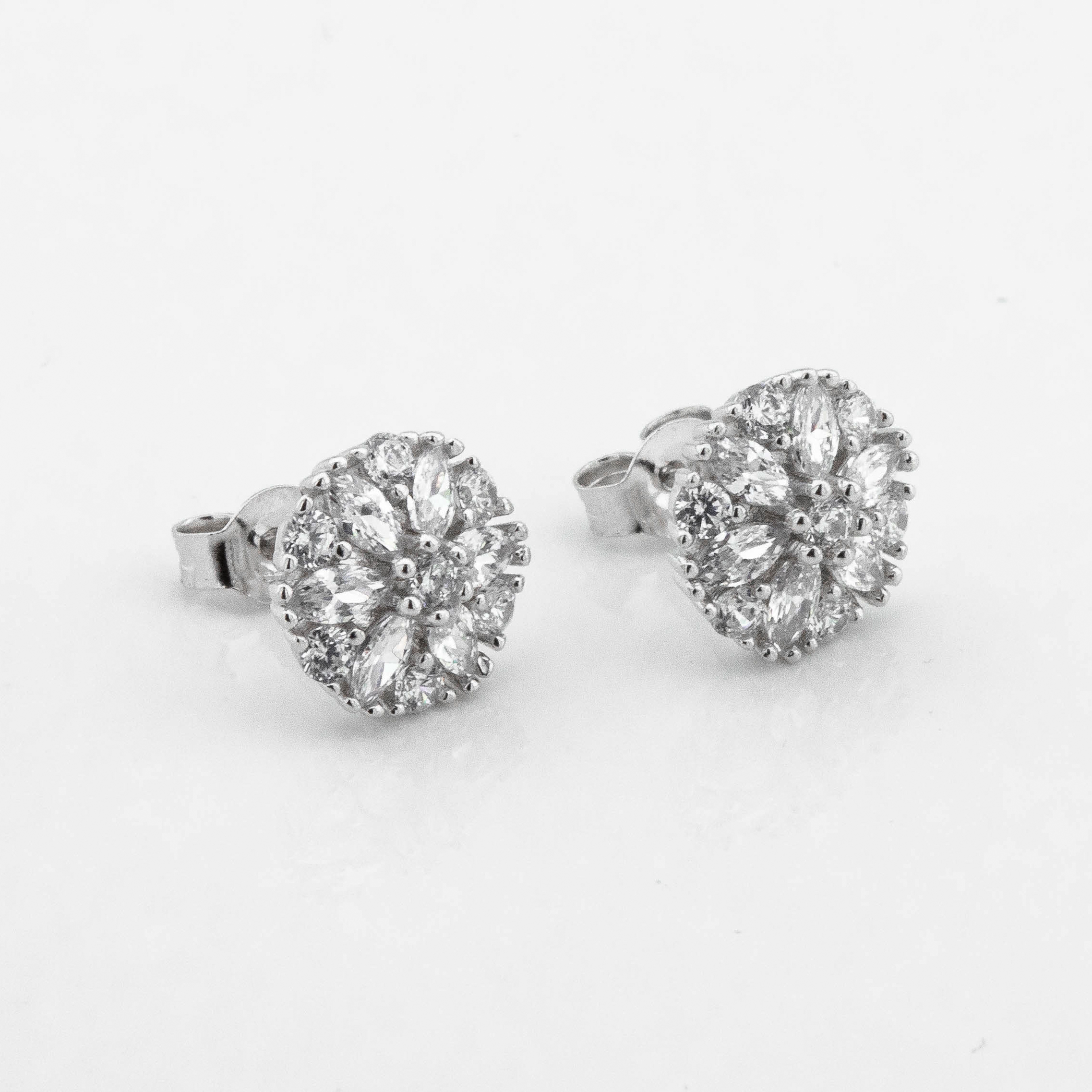 

Серебряные пусеты с фианитами c121688 Диамант