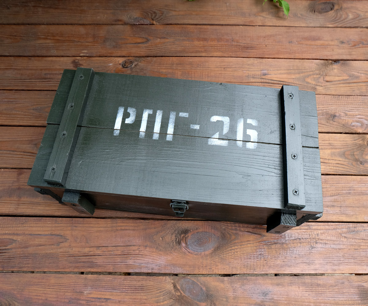 

Подарочный набор «РПГ-26» для мужчин фляга мина Инерт 1,2 л и 6 рюмок в деревянном ящике (942-965)