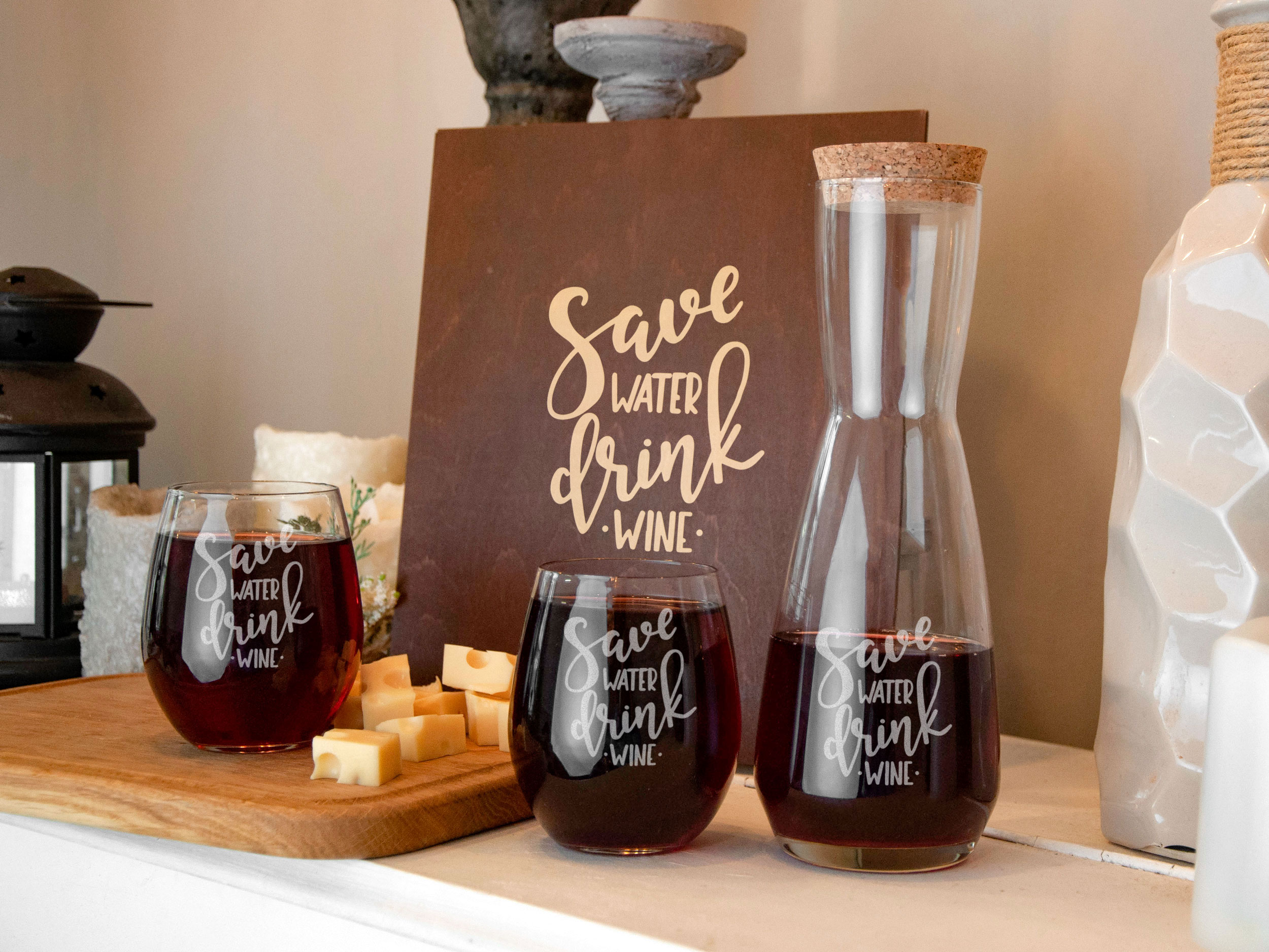 

Стеклянный набор для вина с гравировкой Save water Drink wine в деревянной коробке, графин + 2 стакана, WOODPRESENT