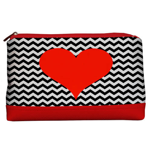 

Косметичка дорожная Lovely Presentville Сердце на фоне зигзига 26x15x8 см
