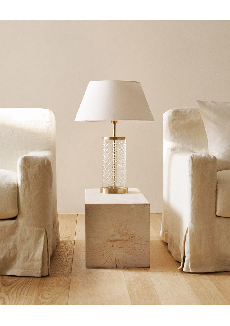 

Світильник з вирізаною скляною основою