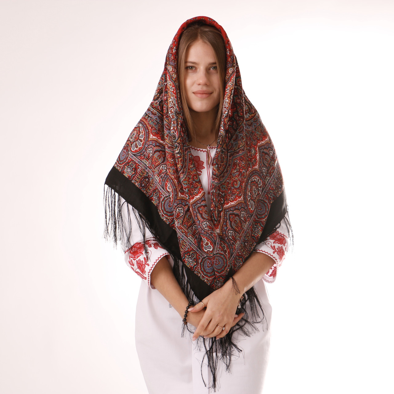 

Хустка чорна з орнаментом т120/156
