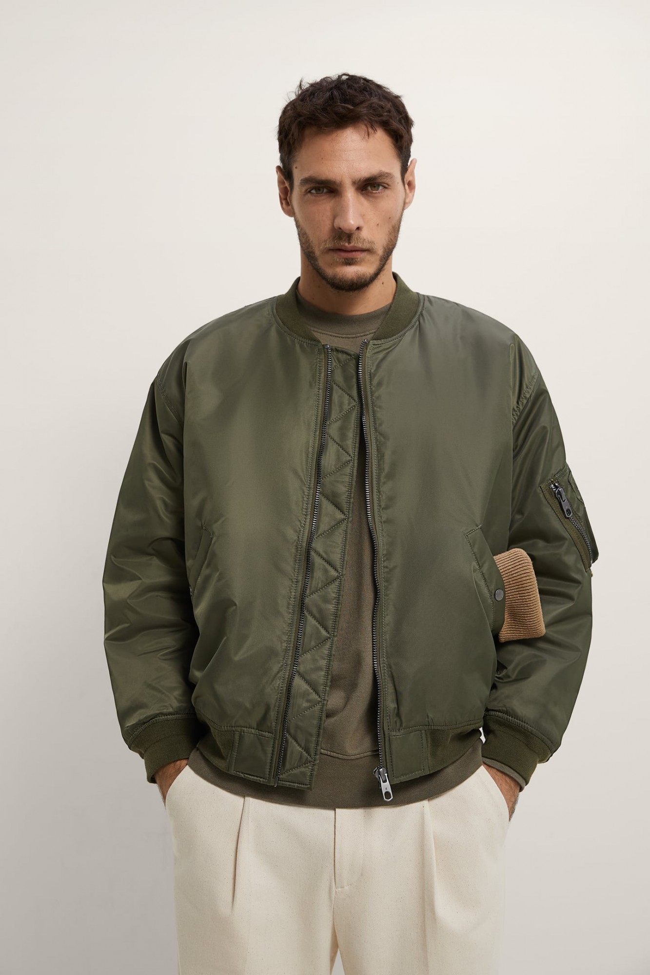 

Бомбер с контрастной деталью Zara размер XL хаки 1792/300/505