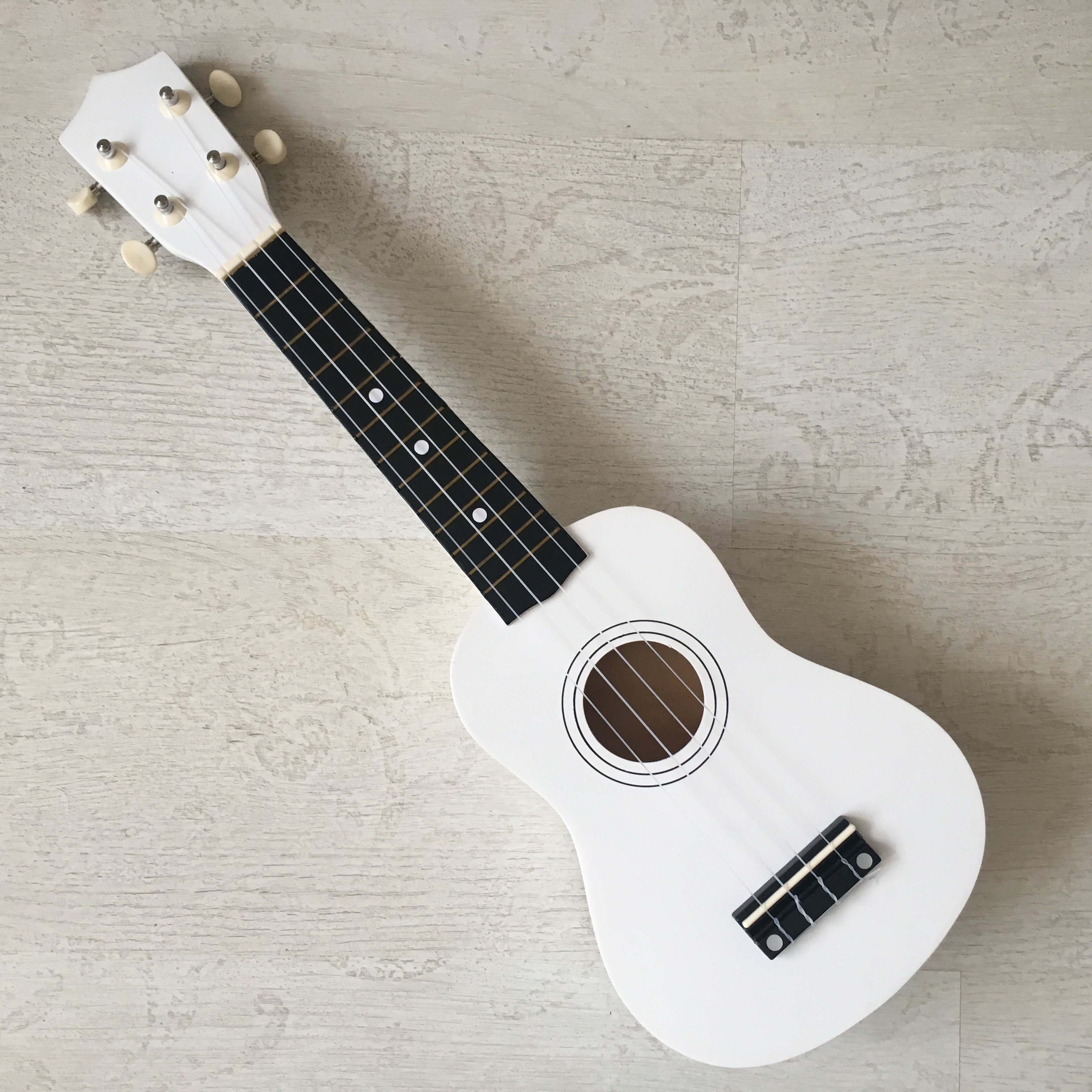 

Укулеле HM Soprano White 21" с медиатором и дополнительной струной