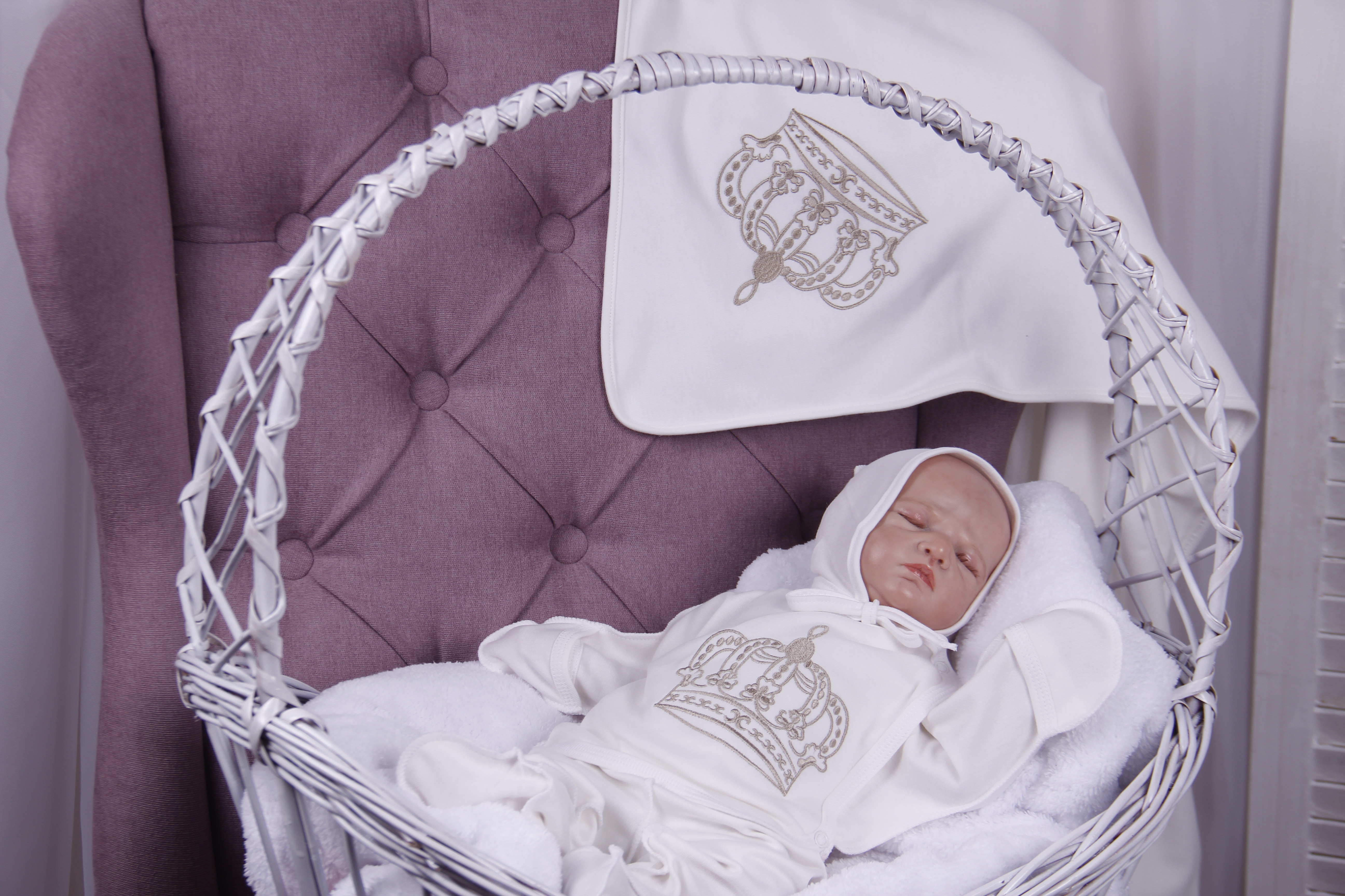 

Набор на выписку из роддома Baby Va 4 предмета Королева 56 молочный