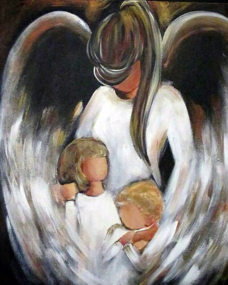 Ангел хранитель обнимает ребенка
