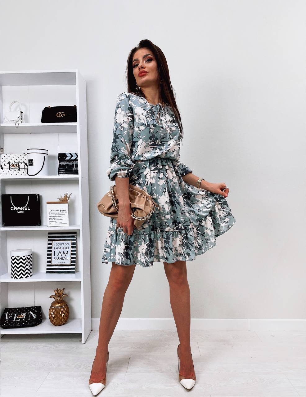 

Женское платье в цветочный принт Le'Katrin 294-2S Серый