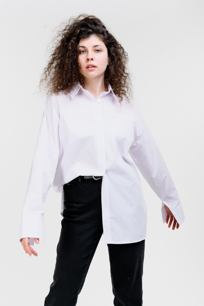 

Удлиненная женская рубашка белая с кокеткой