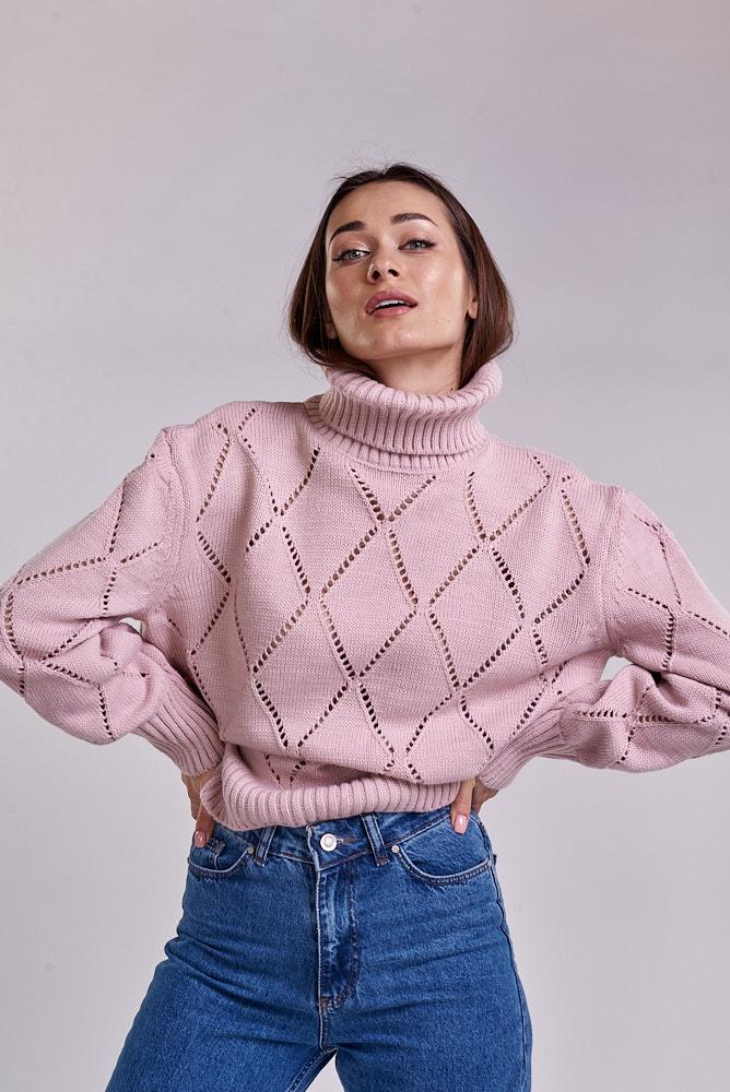 

Женский вязаный свитер oversize с ажурными ромбами лиловый