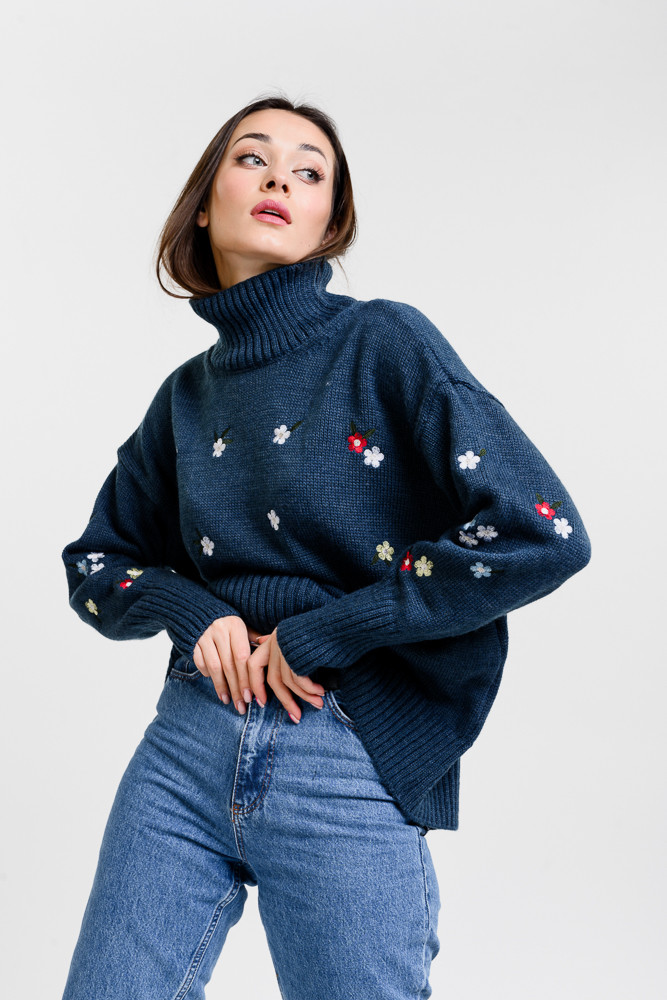 

Женский вязаный свитер oversize цвета темный джинс с вышитыми цветочками