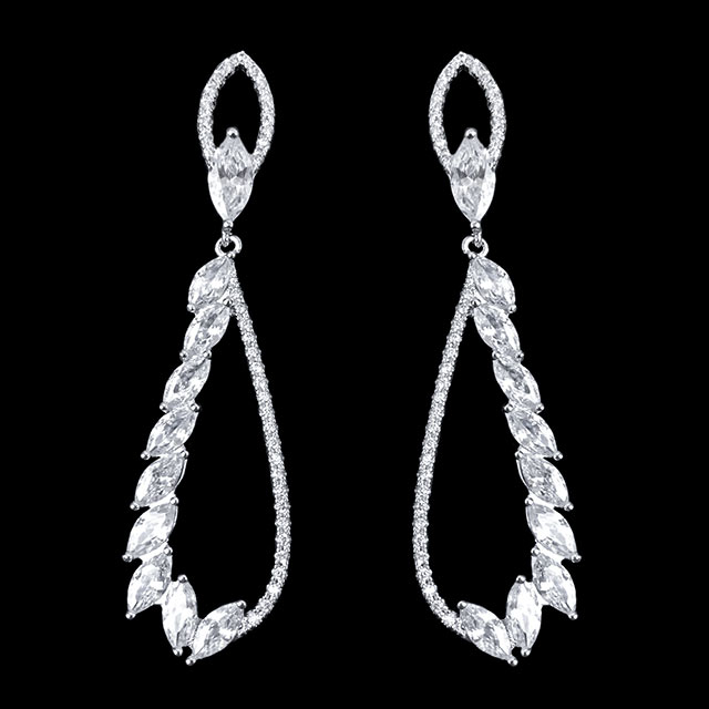 

Элитные серьги Совершенные DiaDemaGrand Серебряный с белым камнем (0418111-15-2)