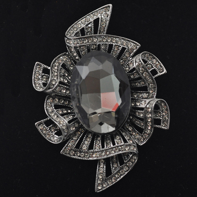 

Брошь Нарядная DiaDemaGrand Серый (111550-16)