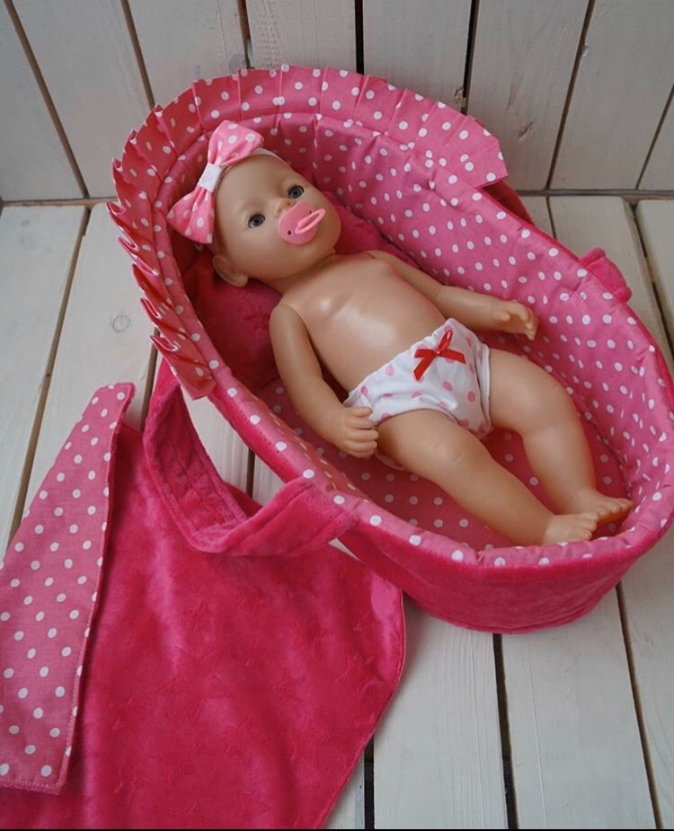 

Сумка-переноска (люлька, кокон) с постелью и комплект одежды для куклы Baby Born Toys Малиновый Рюш Ручная работа