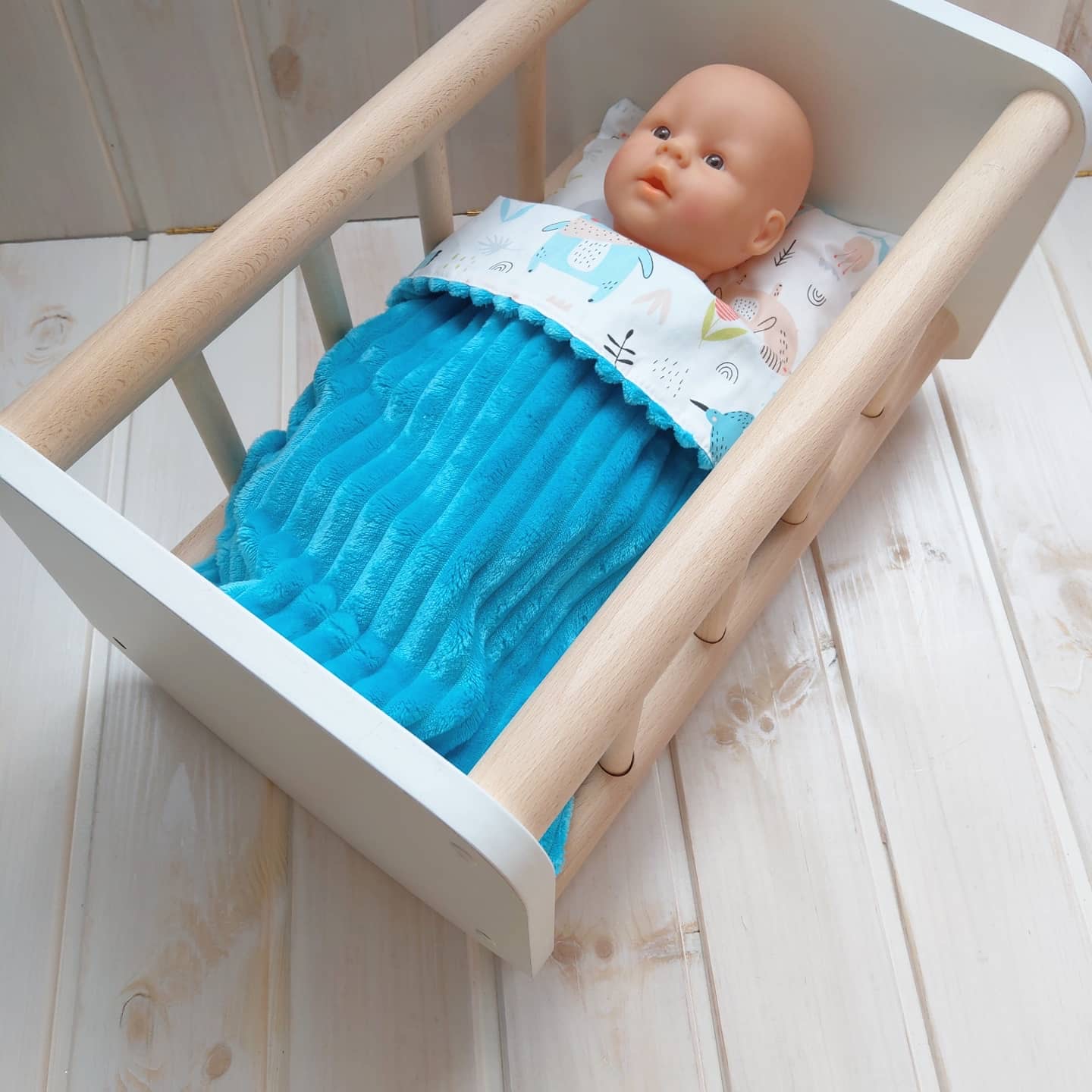 

Кроватка-качалка для куклы Беби Берн с постелью Toys Лесные зверята 1211 Ручная работа